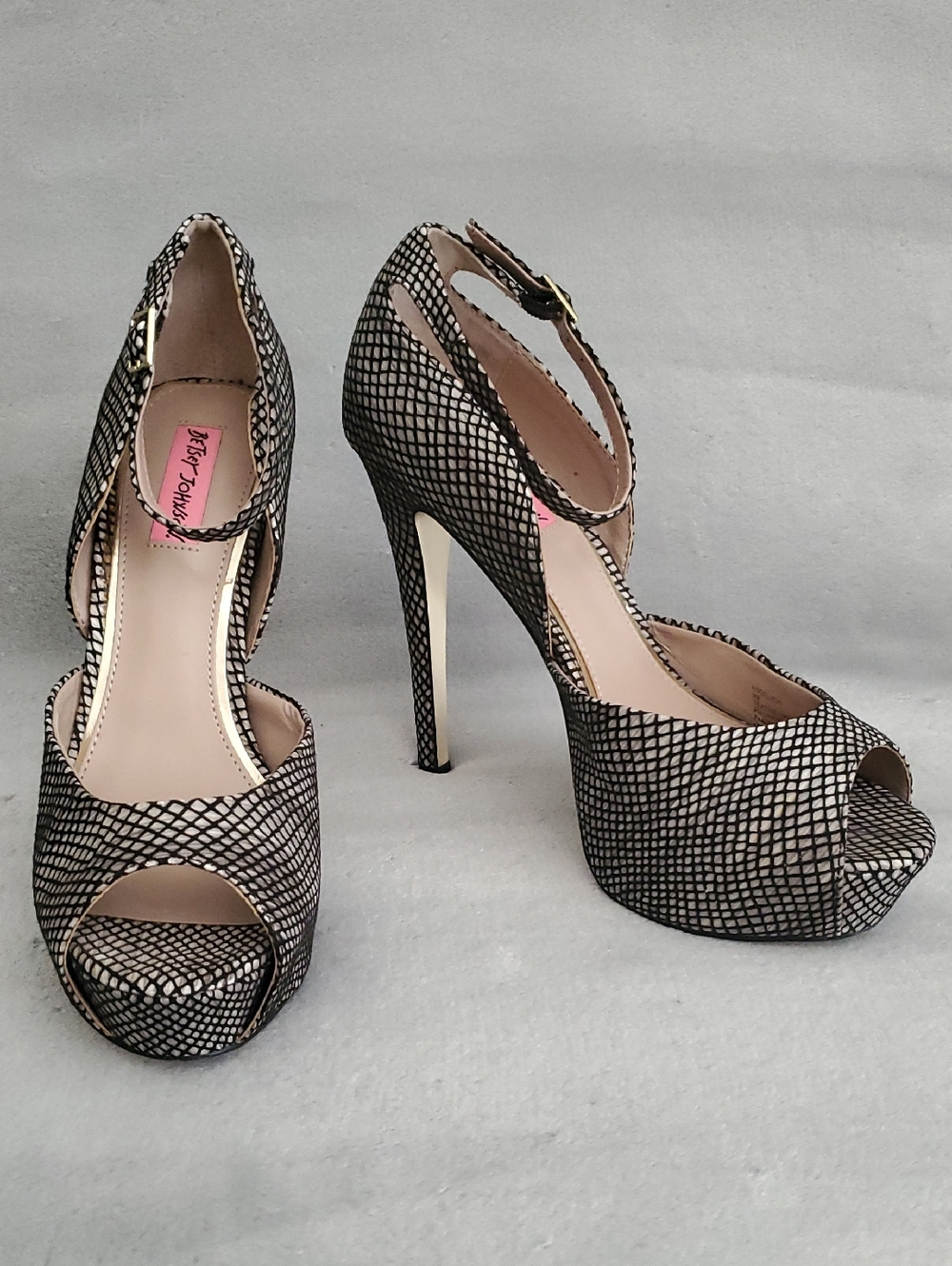 BETSEY JOHNSON Black Fishnet Platform Peep-Toe Stiletto Heels SIZE: 9M